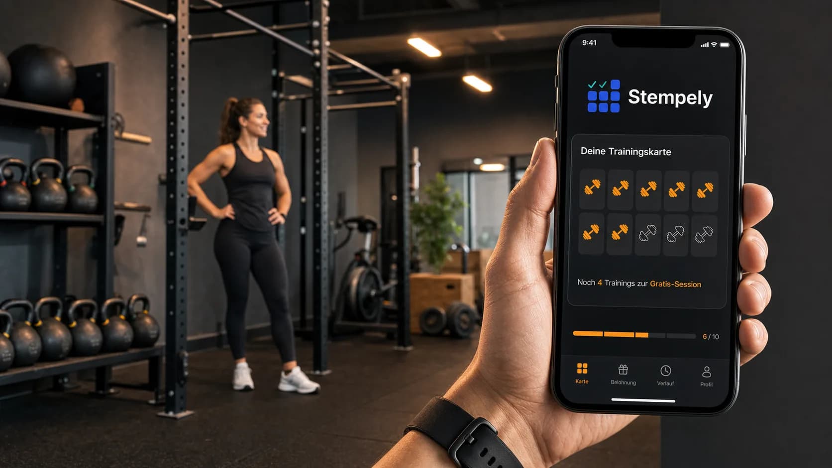 Trainerin mit Stempely-App an der Studiorezeption, digitale Stempelkarte für Fitnessstudio