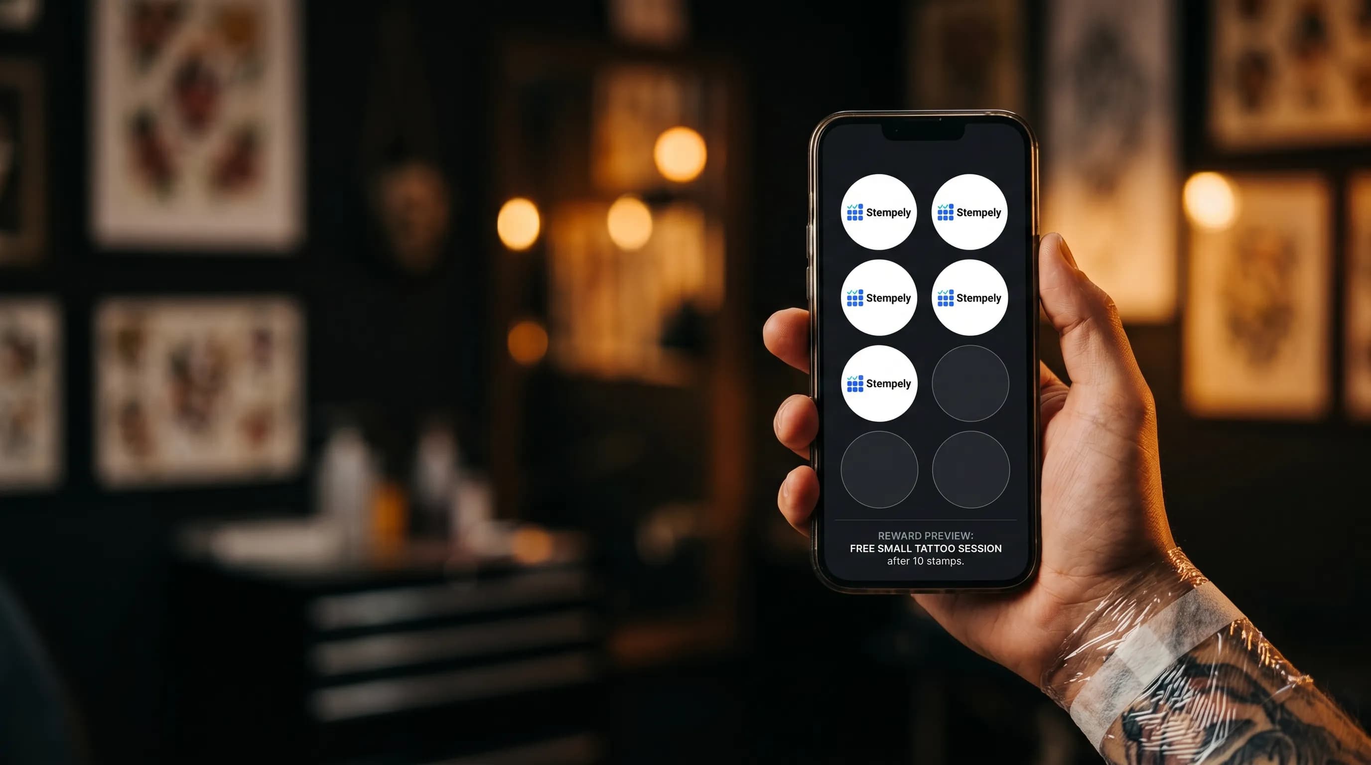 Tätowierer mit Stempely-App am NFC-Tresen, digitale Stempelkarte für Tattoostudio und Piercingstudio