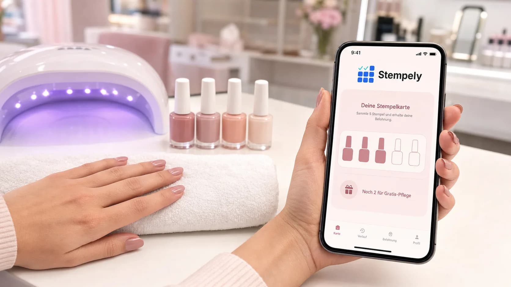 Nageldesignerin mit Stempely-App am Nageltisch, digitale Stempelkarte für Nagelstudio