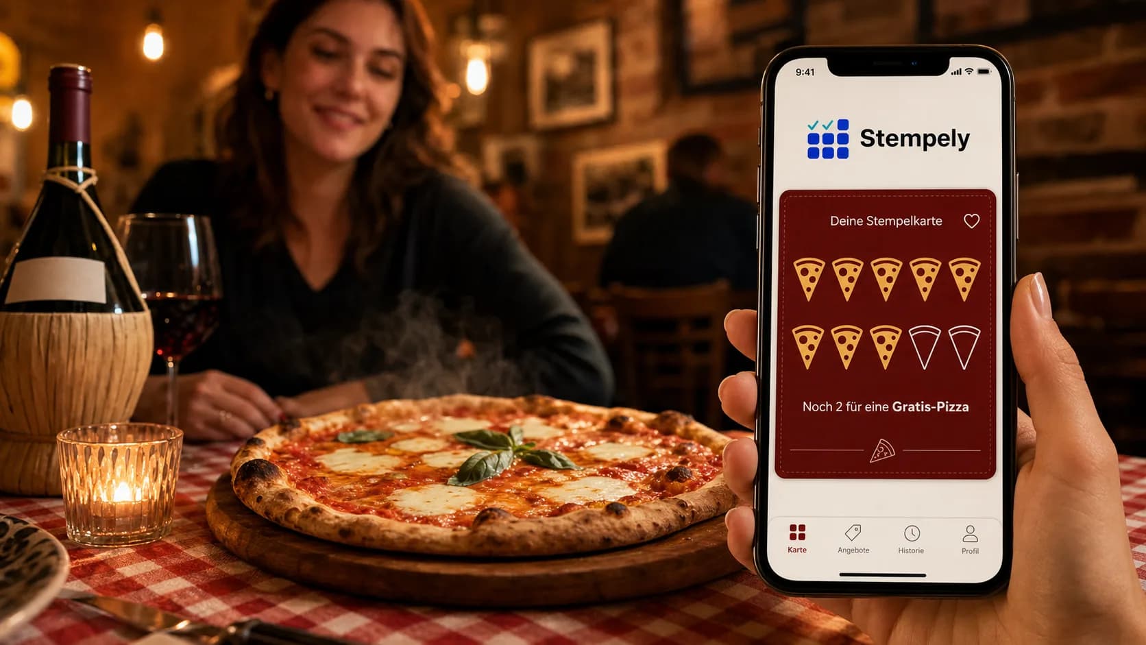 Pizzabäcker mit Stempely-App am Pizzaofen, digitale Stempelkarte für Pizzeria